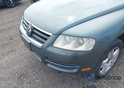 2004 Volkswagen Touareg V8 z USA, uszkodzony, nr VIN WVGCM77L44D077880